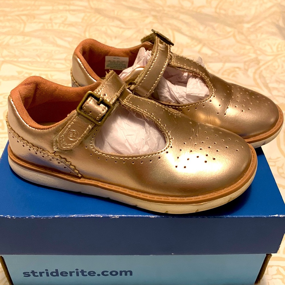 Gold metallic Stride Rite Mary Jane style 9.5W little girl shoes.